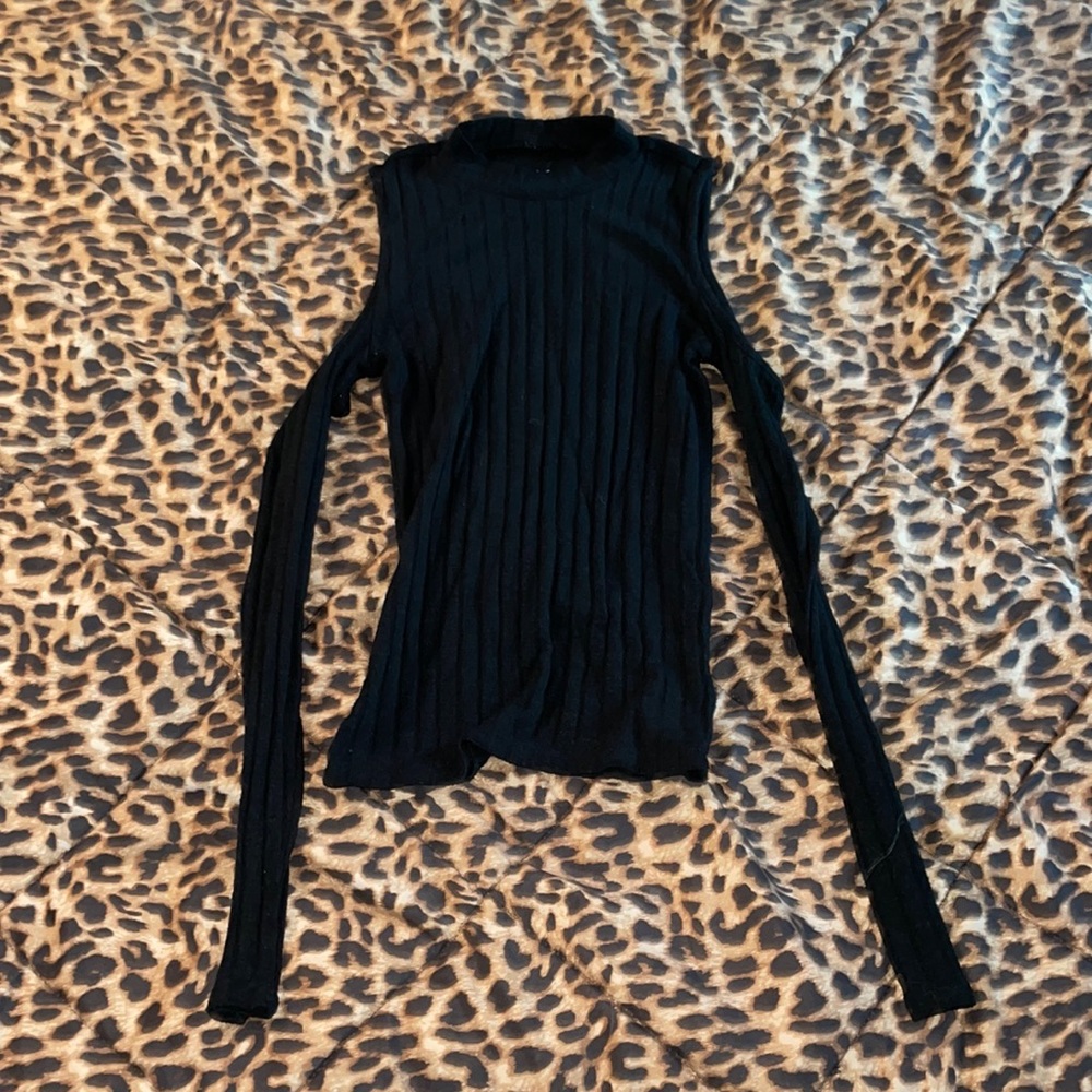 American Eagle shoulder cut out long sleeve